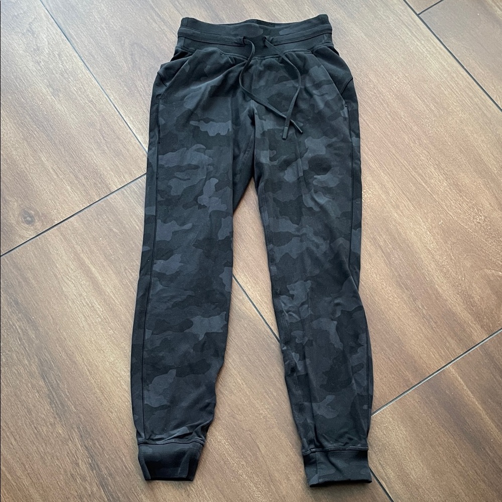 lululemon, women’s ready to rulu jogger, size 2, Black Camouflage Jogger Pants